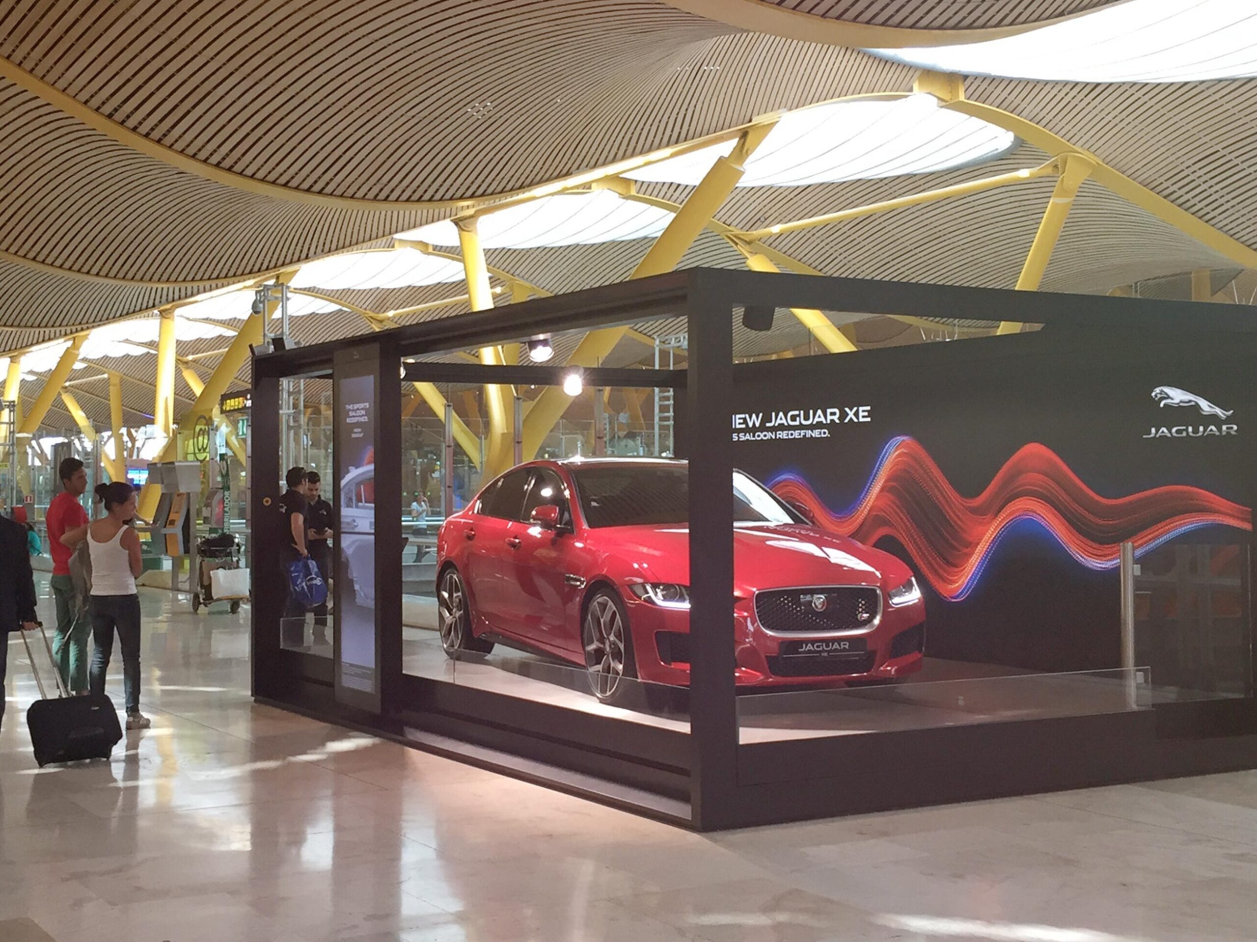 Großformatiges Präsentationssystem für Fahrzeuge – interaktives Display